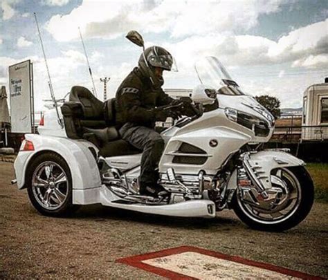 Cem yılmaz ın motosikleti